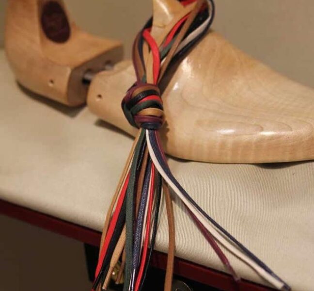 Embauchoirs et lacets – savoir-faire